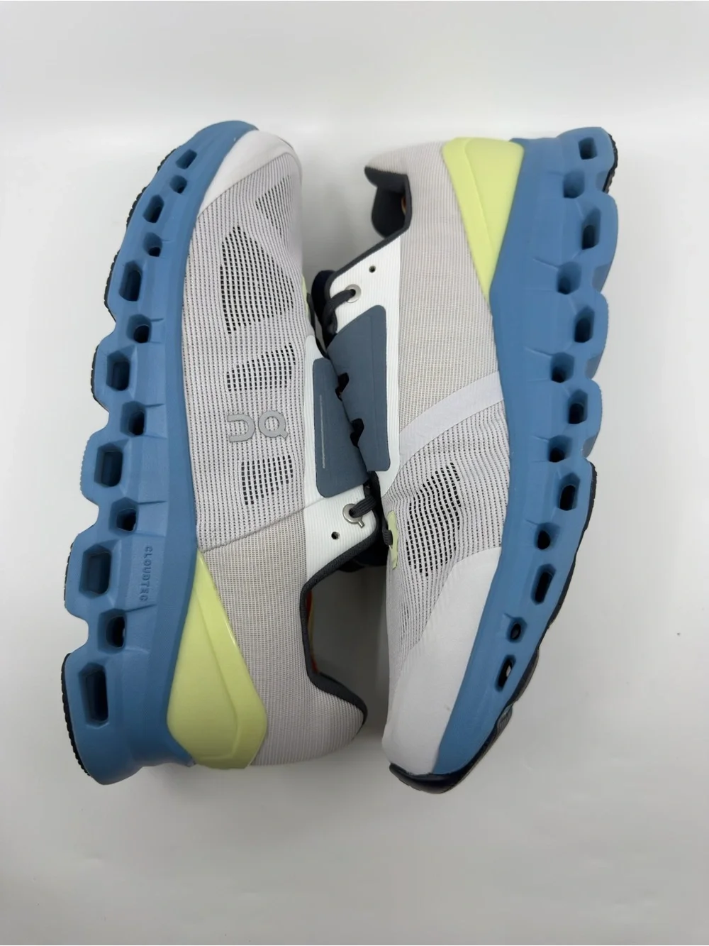 On Running Cloudstratus Color Frost Niagara SZ 13
